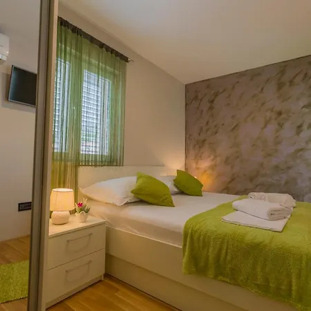 Paradise ماكارسكا